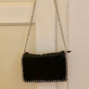 Svart snygg axelremsväska🖤✨ - Säljer denna snygg väska, använd ngr ggr men är i ett toppen skick🖤✨ Lägger ut den igen pågrund av att förra som vann budgivningen var oseriös. köparen står för frakten🖤✨