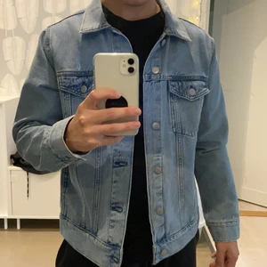 Weekday - Jeansjacka  - Snygg sommarjacka från weekday i storlek M. Säljer pga att jag nästan aldrig använder den längre. 