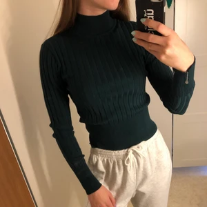 Grön ribbad tröja - Grön ribbad tröja från monki, strl S. Superfint skick och knappt använd! 