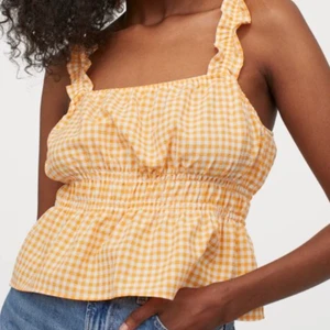 Trendig H&M topp - SÅ fin topp från H&M som är slutsåld på hemsidan, aldrig använd endast testad, strl S💗