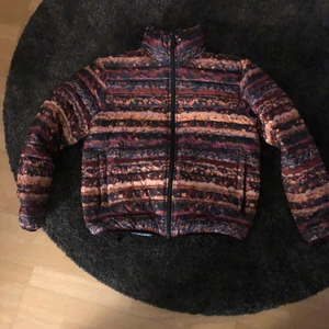 Fucking Awesome puffer jacket - FA / hockey puffer jacket, perfekt för i vinter 🥶 ifall du vill va coolare än alla andra ☺️ Köpt för 1800 förra vintern och använd 2 gånger så den är för liten för mig.  Slutsåld överallt