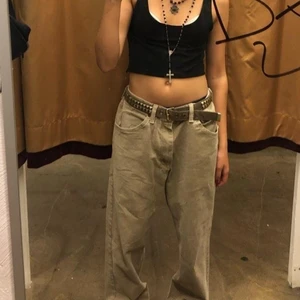 Baggy jeans - Skitsnygga beiga Lee jeans från beyond retro.  Köpta för 400 spänn. Använda typ 4 gånger. Bra skick. Litet slitage vid typ höften då jag skejtat i de en gång (se bild 3) . Läs bio och ställ frågor på pm