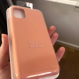 Mobilskal iphone 11 - Jättefint mobilskal för iphone 11, aldrig öppnat och förpackningen är kvar. Materialet är silikon och färgen är aprikos typ😍😍Köparen står för frakten!