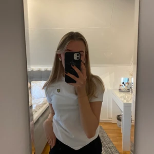 Lyle and Scott t-shirt - Säljer denna Lyle and Scott t-shirten, det stor att det är storlek 9-10 år på barn men passar mig som vanligtvis har XS/S😊 skulle dock säga att den är lite mindre i storleken än den andra, 80kr