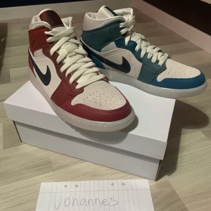 Air Jordan 1 mid ”dark pony” stl 42 - Helt oanvända, köpta på NIKE (kvitto finns)