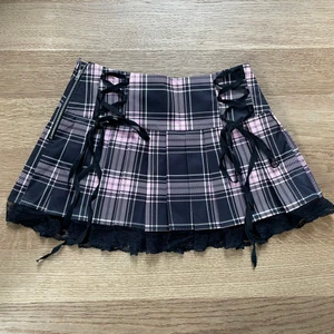 Rosa/svart alt kjol strl M - Sjukt snygg kjol från amazon. Helt oanvänd och i perfekt skick. Strl M men passar lika bra på S. Jag betalar för frakten💗