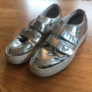 Zara sneakers silver strl 37 - Litet slitage på silverfärgen, se bilder.