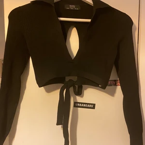 Bershka topp - Långärmad ribbad croptop från bershka med öppen rygg med knytning. Endast använd 2-3 gånger. 