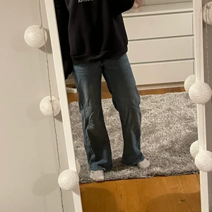 Monki jeans raka  - Säljer mina monki jeans i modellen ”Yoko” som är avklippta nedtill. Passar mig perfekt som är 165. Fint skicka köparen står för frakten. Kontakta mig för flera bilder💗