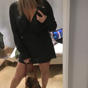 Klänning zara - Helt ny klänning från zara, glittrigt tyg. Storlek s men stretcha så passar XS/M. Har resårband i midjan så går att justera klänningens längd.  Nypris 399