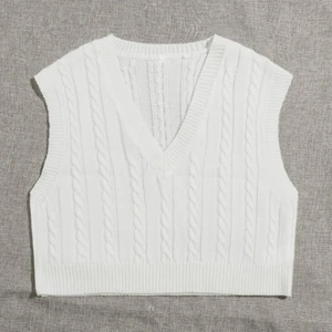 vi väst 🤍 - Jättefint skick, säljer pga av att jag köpa en annan och behöver bara en! Jättefin att ha över skjorta, T-shirt eller turtleneck🤍