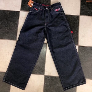 Mörkblåa jeans - Säljer de här jätte snygga jeansen. Köpte de här på Plick men de passade tyvärr inte. Jag skulle säga att de passar som 32 eller 25. De är endast testade och lappen sitter kvar. Skriv till mig om mer detaljer. Priset kan diskuteras.