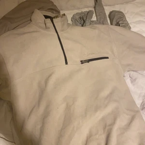 Tröja - Superbekväm och varm men lite tunnare fleece tröja som passar perfekt till hösten och vintern. Dragkedja på bröstfickan och en upp mot halsen. Står storlek XS men jag har S/M och den passar perfekt på mig. Hör av er för frågor! Frakt tillkommer.🧚🏼🧚🏼❤️