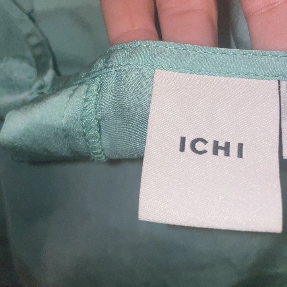 Hej! Jag säljer en så fin grön silkes tröja från Ichi! Var ganska dyr inköptes, har aldrig använt ❤️. Tröjor & Koftor.