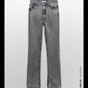 GRÅA ZARA JEANS - Säljer mina helt oanvända gråa zara jeans💕jätte fina och populära och sjukt bra skick! buda gärna💕 köparen står för frakt