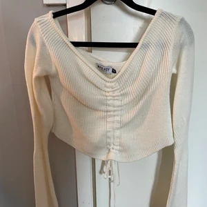 Tröja från madlady - Jättefin tröja ifrån Madlady, den är i väldigt bra skick och använd några få gånger. Säljer då den ej kommer till användning💕