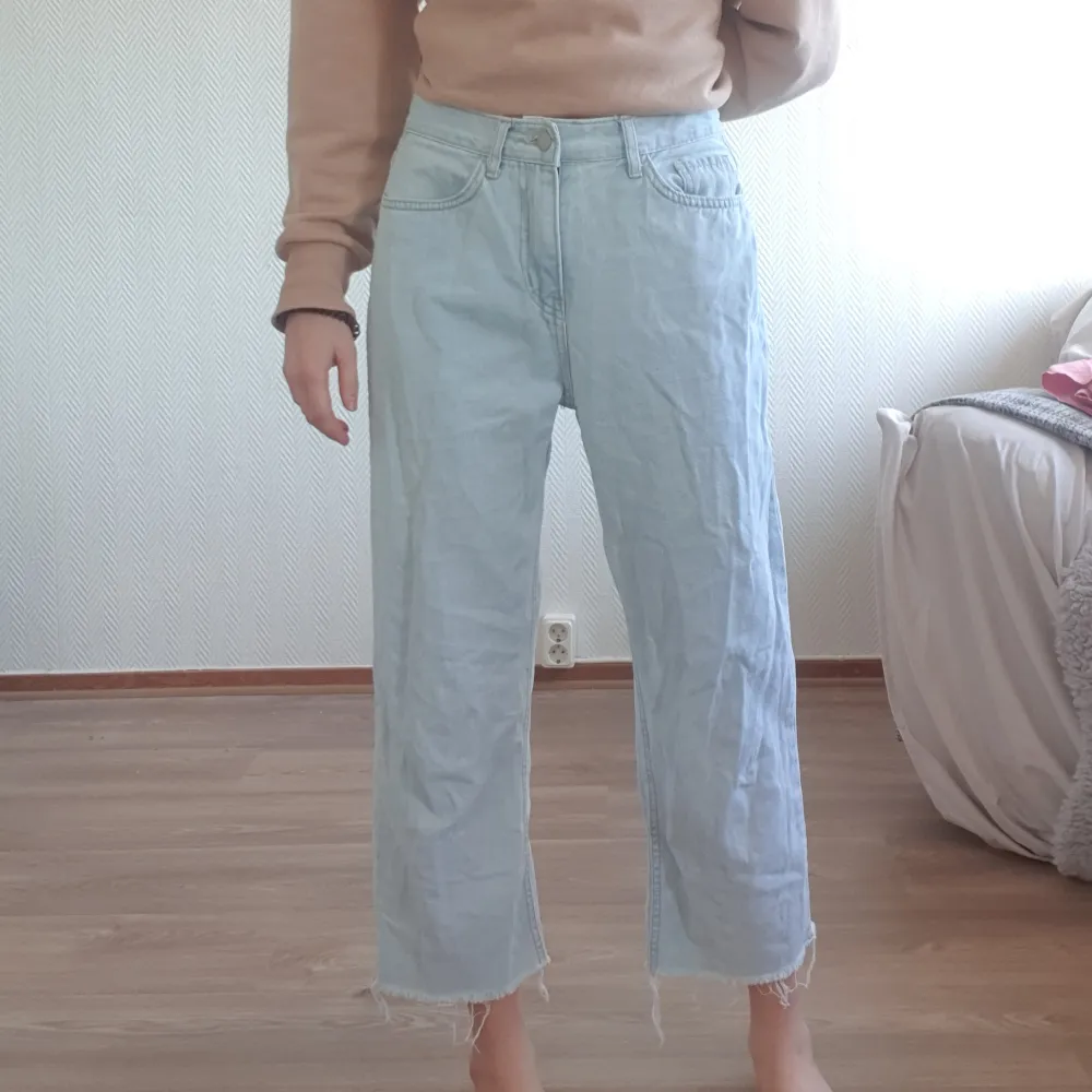 Ljusa å superfina jeans som är högmidjade! Jag är 165cm lång och på mig slutar dom mitt på ankeln, så vill man att dom går ner till fotknölen så är det bra om man är lite kortare! Wide leg modell 🌸 . Jeans & Byxor.