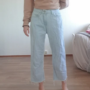 Highwaist Jeans Wide Leg - Ljusa å superfina jeans som är högmidjade! Jag är 165cm lång och på mig slutar dom mitt på ankeln, så vill man att dom går ner till fotknölen så är det bra om man är lite kortare! Wide leg modell 🌸 