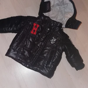 Tommy Hilfiger jacka stl 3-6 mån  - Tommy Hilfiger jacka stl 3-6 månader. Använd några få ggr. Finns mer bilder. Säljes för 500 pp