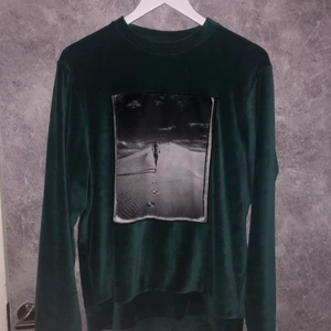 Limitato sweatshirt - Storlek M, bra skick, sjukt snygg färg som passar perfekt till alla byxor