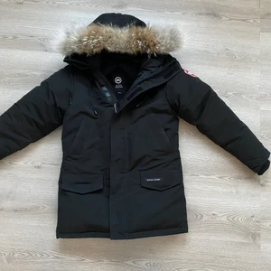 Canada goose jacka - Hej jag säljer nu min vinterjacka, som jag har använt ett par gånger för jag köpte den när vintern tog slut. Jag själv köpet den för 11.099kr, kvitto finns. Kan mötas och även frakta.