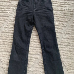Jeans Gina - Storlek 34, har tyvärr ingen bild med dem på då jag inte får på mig dem längre. Tajta i låren och lite utsvängda i benen. Midjehöjd, precis under naveln. Använda 5-10 gånger. Liten liten slitning bak på fickan. Se sista bild på vänster ficka. 