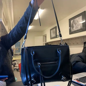 Nelly väska - En super bra och rymlig väska från Nelly, har haft den i ca ett halv år. 