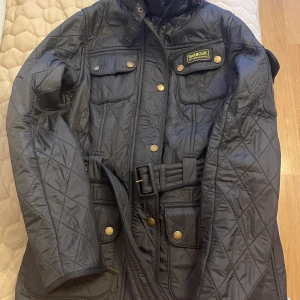 Jacka  - Använt den cirka 4 gånger, älskar den men den är för liten. 