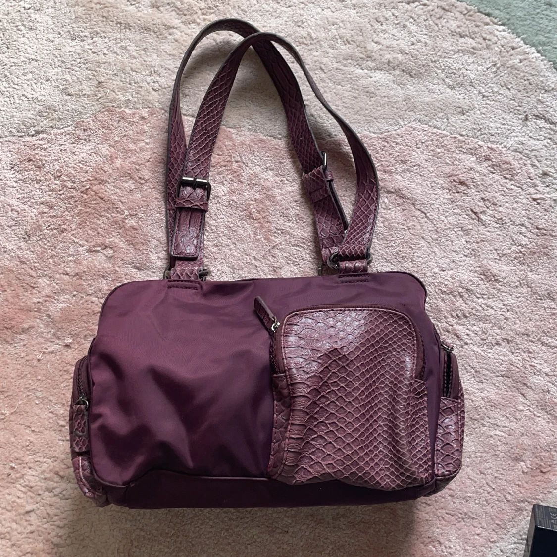 Lila handväska med "ormskinn"