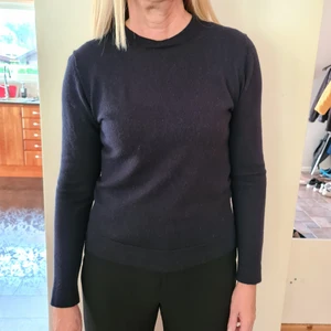 Filippa K tröja  - Tröja i 100% ull. Fint skick!! Kliar inte. Snygg, stilren passform. Dammodell 