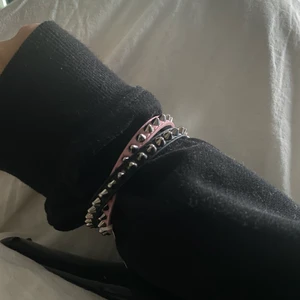 Edblad armband - Säljer dessa två ursnygga armband från Edblad☺️ På bilden är dom ihop satta men går att använda var för sig också. Stor storlek så om du har större handleder eller gillar att ha de över tröjan som jag har är de perfekta😍 Köpt båda för 400kr  och dom är aldrig använda då jag fick exakt likadana i present men tog aldrig tag i att skicka tillbaka
