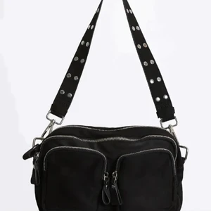 Gina Väska💓 - Säljer min svarta Gina väska! Superfin nu till hösten😍 använd fåtal gånger☺️köptes för 399kr, buda från 150kr🥰