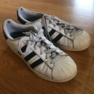 Adidas superstar strl 37 1/3 - Skulle behöva nya skosnören putsning men annars begagnade i gott skick.
