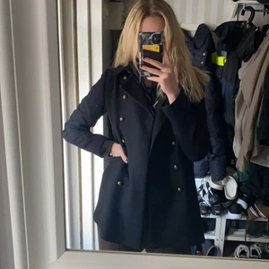 Zara kappa - Kortare kappa med knappar! Står M men är vääldigt liten i storleken så jag skulle säga S om man vill ha tjocktröja under🤩