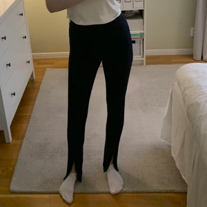 Byxor med slits - Superfina, slutsålda byxor med slits från H&M i strl. 38 (men ganska små i storleken så passar om du är strl. 36 också). Stretchiga i tyget. De är väldigt mörkblå med svagt vita ränder. Långa på mig som är 175 cm. Fraktkostnad tillkommer.