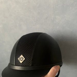 Charles Owen ridhjälm - Säljer min Charles Owen ridhjälm då den är för liten för mig. Använd ca 10 gånger. Aldrig tappad och ingen smink rand. Det är storlek 55. Nypris för denna är 4200kr