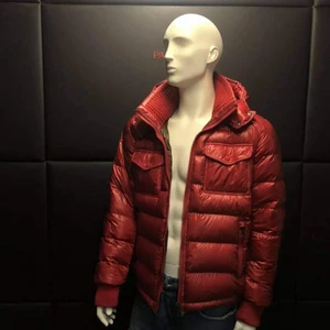Moncler Vinterjacka - Säljer min väldigt fina och sparsamtanvända Moncler jacka. Jackan är size 4 vilket motsvarar M/L, jag sätter ett pris på 5000. Mer bilder o frågor privat.