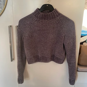 Grå polotröja - Grå polotröja, croppad, mjukt material. St XS 🌟