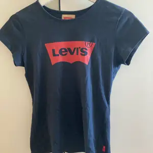En snygg marin blå levi’s t-shirt,storlek 12 år💓💓