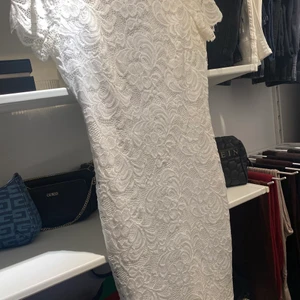 Studentklänning  - Säljer nu min studentklänning i strlk S från Bubbleroom, använd 1 gång denna sommar! Pppen i ryggen tajt passform! Dm vid mer frågor och bilder🥰