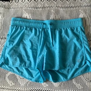 Oanvända träningsshorts strl 40/42 - Ett par superlätta och luftande träningsshorts som är helt oanvända. Storlek 40/42