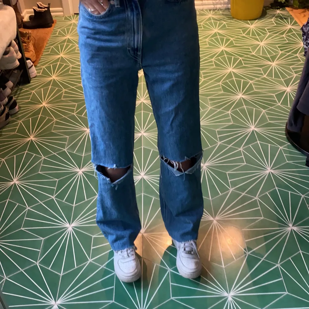 Mörkblåa jeans från weekday storlek 24/32. Klippta både i knäna och på längden. Skriv om ni vill ha mått i benen! . Jeans & Byxor.