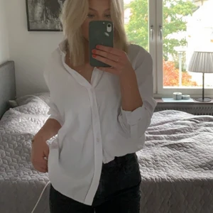 Skjorta - Säljer min vita skjorta som jag inte använder längre. Skriv privat för fler bilder💕