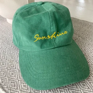 Keps - Säljer en grön keps som är köpt här på Plick men som jag tyvärr inte får någon användning för. Fint skick! Köpare står för frakt💚🌿