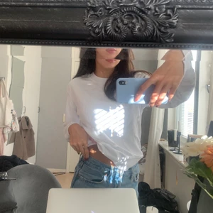 Vit sweatshirt - Säljer min vita sweatshirt från NA-KD i strlk xs. Riktigt fräsch, aldrig använd. Jag ör 162cm. 