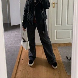 Jeans - Här har vi ett par skitsnygga svarta jeans i storlekt 36. Ällllskar dom och dom sitter skitsnyggt men har ett par andra likadana så säljer därför dessa❤️❤️