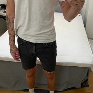 Levi’s 510 W 30 avklippta  - Gråa jeans avklippta till shorts, längd från midja till där de klippts av ca 44 cm. 
