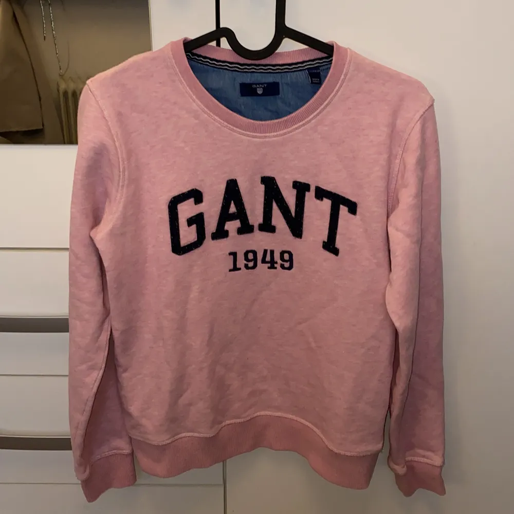 En äkta Gant tröja i färgen ljusrosa, med mörkblåa bokstäver✨ Säljer den eftersom den har blivt för liten för mig. Den är i storleken 13-14 år, men skulle säga att den även passar åldrarna mellan 10-14 år 💖. Tröjor & Koftor.