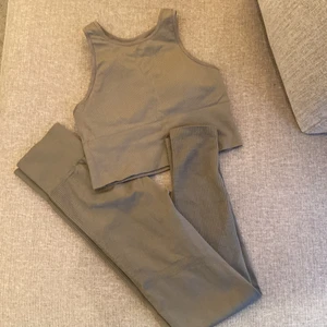 H&M tränings set - Säljer nu dessa beige gråa matchande tränings kläderna från H&M då jag inte har användning av dem! Väldigt fin passform, använt 1-2 gånger så de är i fint skick