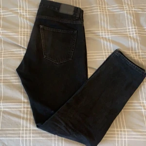 WEEKDAY Jeans  - WEEKDAY JEANS Använda sparsamt inga defekter Jag är 181cm, 70kg.